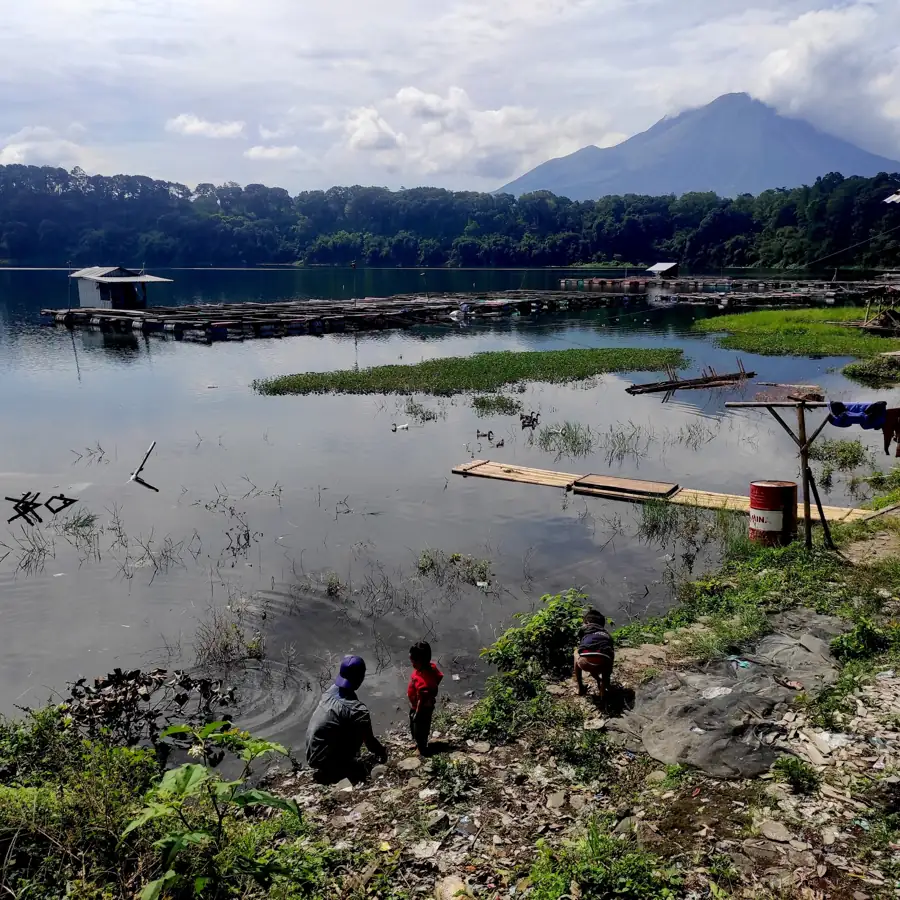 Placeholder: Danau Ranu Pakis dengan latar gunung