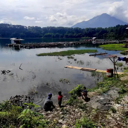 Placeholder: Danau Ranu Pakis dengan latar gunung