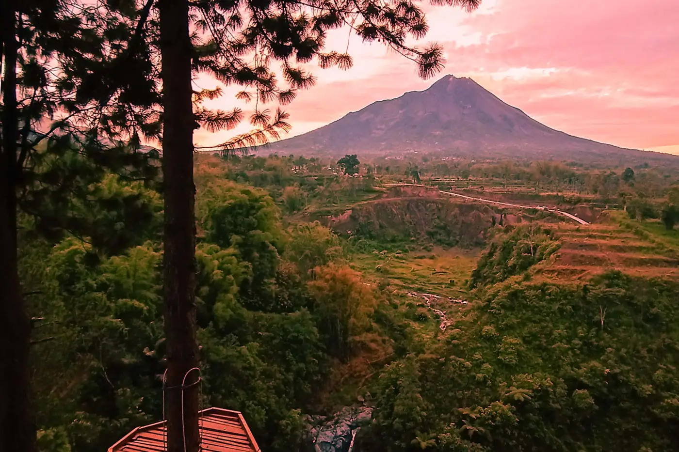 Placeholder: Air terjun Kedung Kayang dengan latar gunung