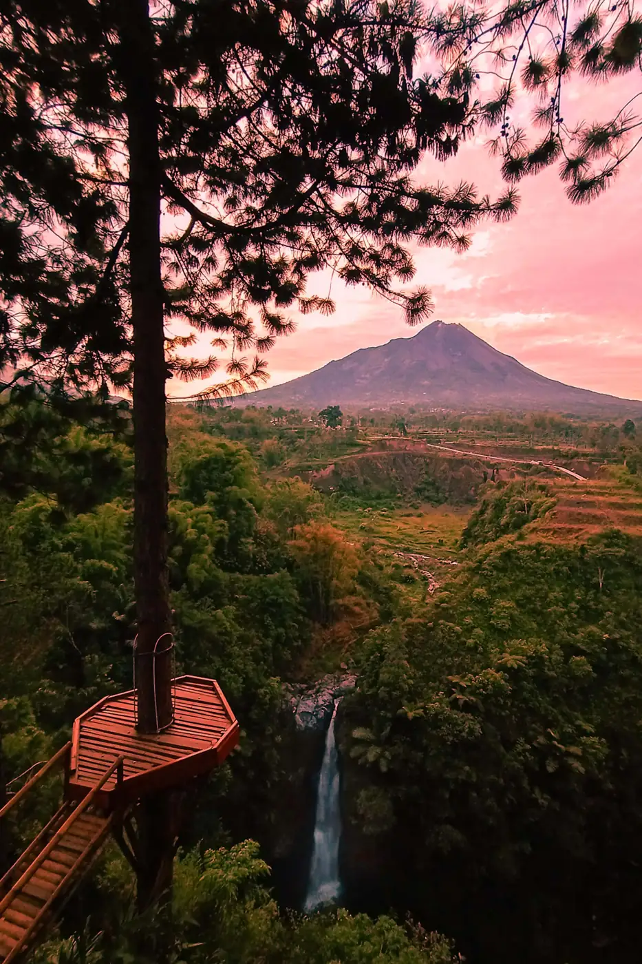 Placeholder: Air terjun Kedung Kayang dengan latar gunung