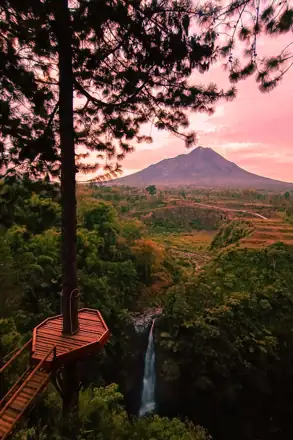 Placeholder: Air terjun Kedung Kayang dengan latar gunung
