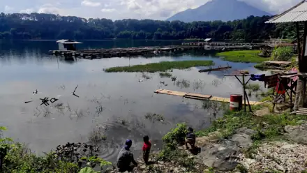 Placeholder: Danau Ranu Pakis dengan latar gunung