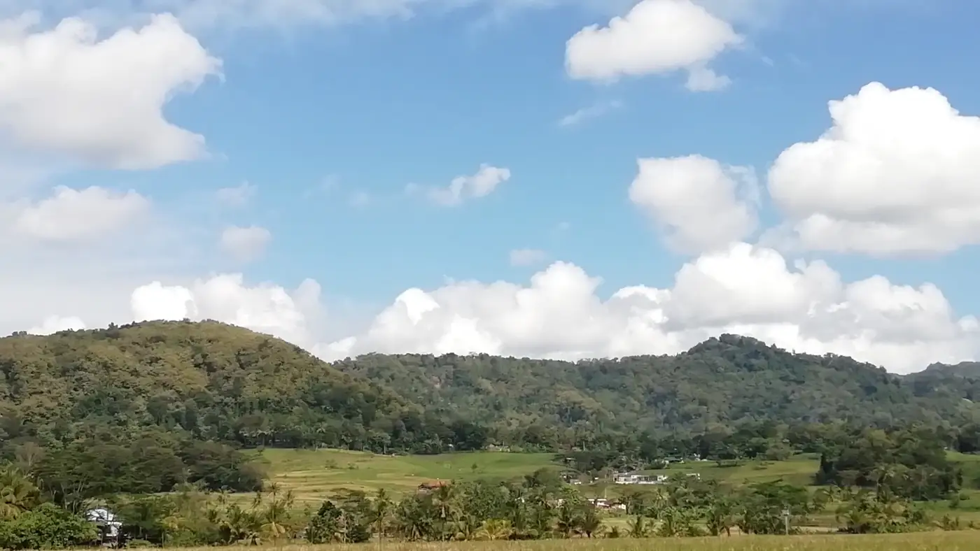 Placeholder: Pegunungan Menoreh dilihat dari pematang sawah