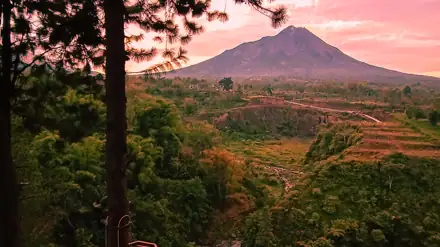 Placeholder: Air terjun Kedung Kayang dengan latar gunung